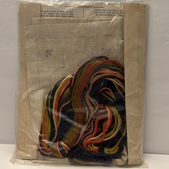 VINTAGE HIAWATHA LINEN CREWEL PILLOW KIT BY ERICA WILSON 5173 NOS - Picture 5 of 5